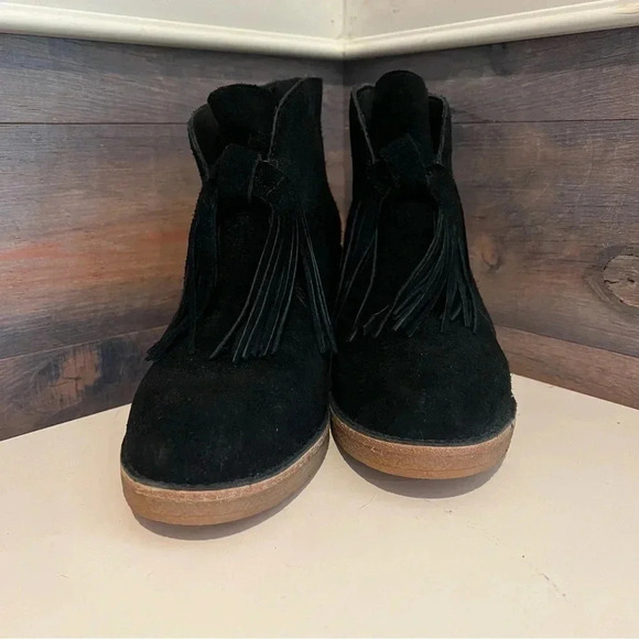 UGG Corin Heeled Suede Ankle Fringe Heeled Bootie Zipper Back 7.5 - Picture 2 of 8